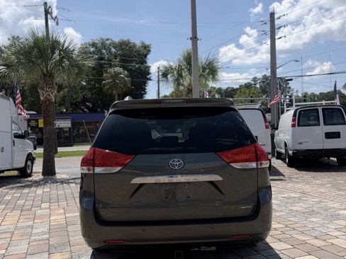 Used 2014 Toyota Sienna Limited w/ Limited Premium Package FWD image 7