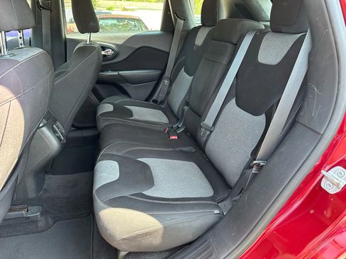 Used 2014 Jeep Cherokee Sport image 9