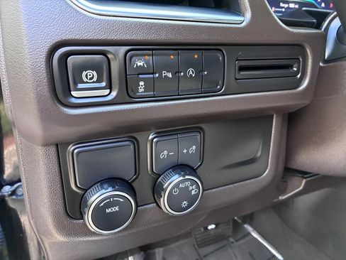 Used 2024 Chevrolet Suburban LT RWD image 24