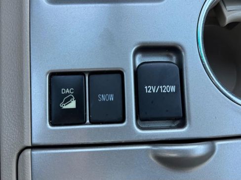 Used 2011 Toyota Highlander SE w/ Tow Pkg image 19