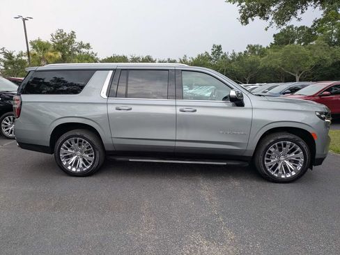 Used 2023 Chevrolet Suburban Premier AWD/4WD image 2