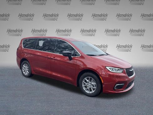 New 2026 Chrysler Pacifica Select image 2