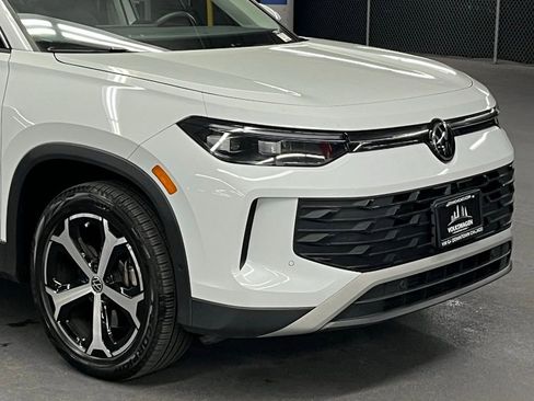 New 2025 Volkswagen Tiguan SE image 43