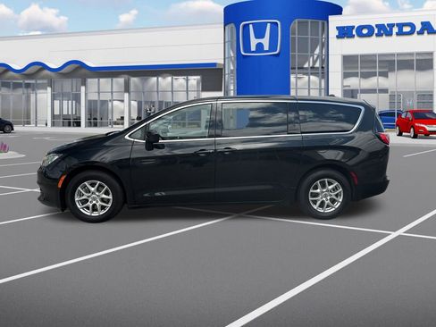 Used 2023 Chrysler Voyager LX FWD image 5