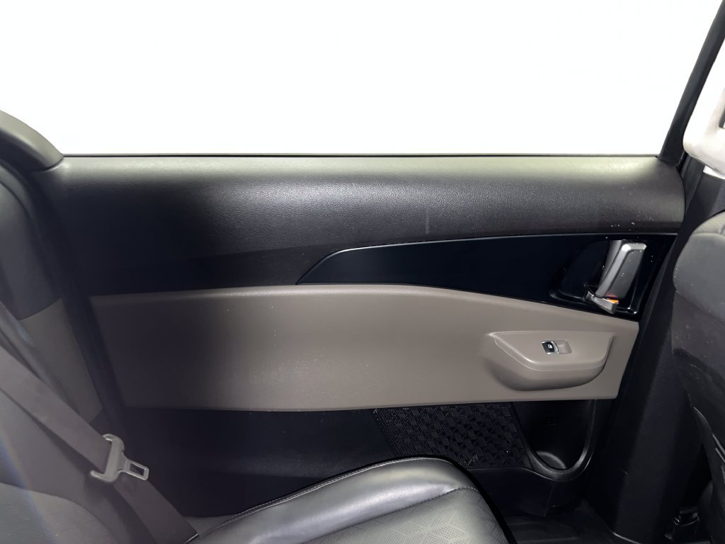Used 2025 Kia Carnival FWD image 40