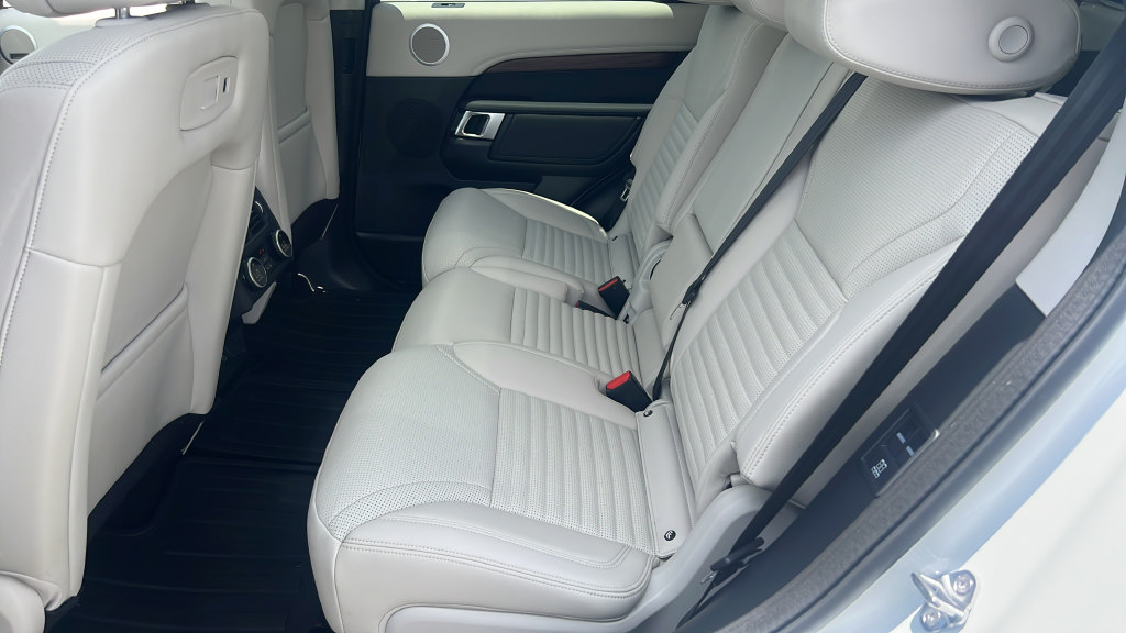 Used 2025 Land Rover Discovery Dynamic SE AWD/4WD image 15