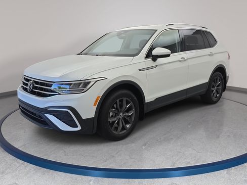 Used 2023 Volkswagen Tiguan SE FWD image 1