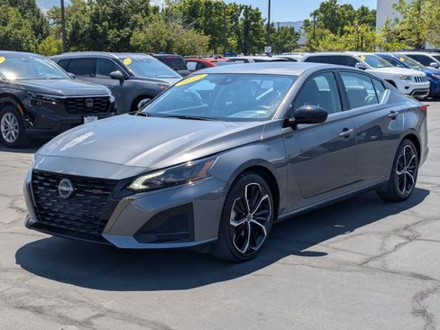 Used 2025 Nissan Altima 2.5 SR FWD image 11