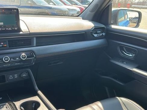 Used 2025 Honda Pilot TrailSport image 25