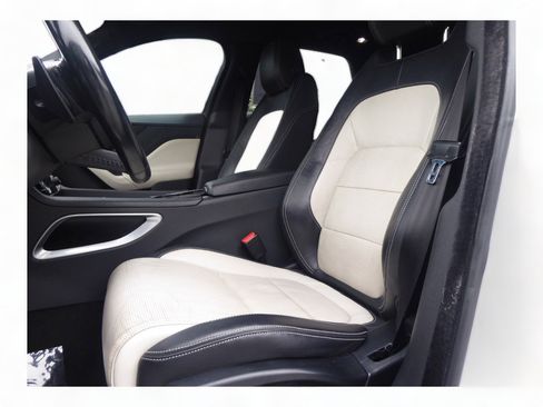 Used 2017 Jaguar F-PACE R-Sport image 16