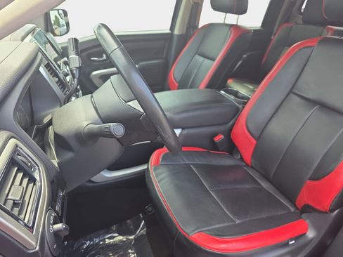 Used 2020 Nissan Titan SV w/ SV Convenience Package RWD image 14