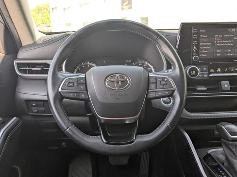 Used 2021 Toyota Highlander XLE AWD/4WD image 18