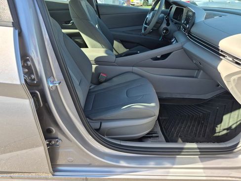 Used 2025 Hyundai Elantra SE image 32