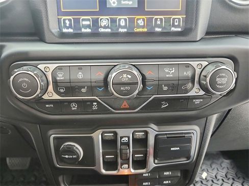 Used 2018 Jeep Wrangler Unlimited Sahara image 31