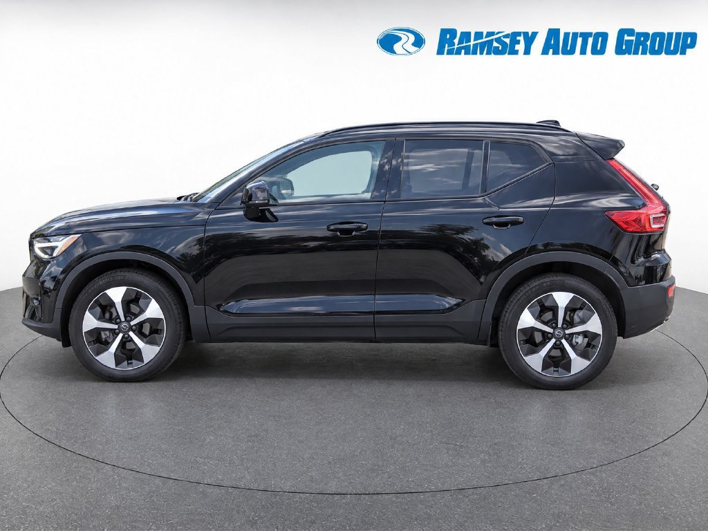 Used 2025 Volvo XC40 B5 Plus AWD/4WD image 6