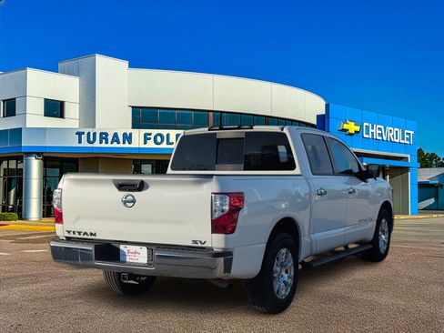 Used 2019 Nissan Titan SV image 5
