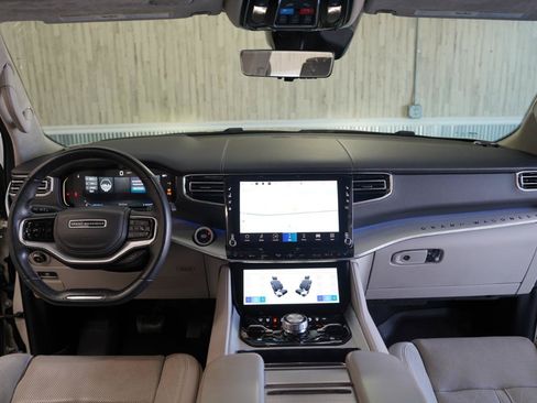 Used 2022 Jeep Grand Wagoneer Series II w/ Premium Group II AWD/4WD image 17