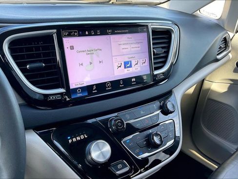 Used 2022 Chrysler Pacifica Touring-L image 24