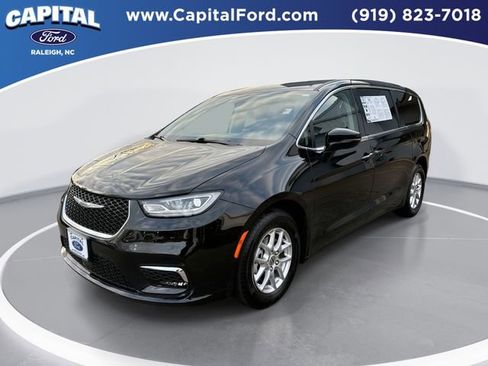 Used 2024 Chrysler Pacifica Touring-L image 1