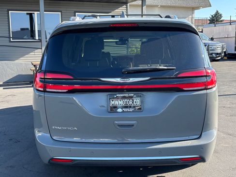 Used 2021 Chrysler Pacifica Touring-L FWD image 4