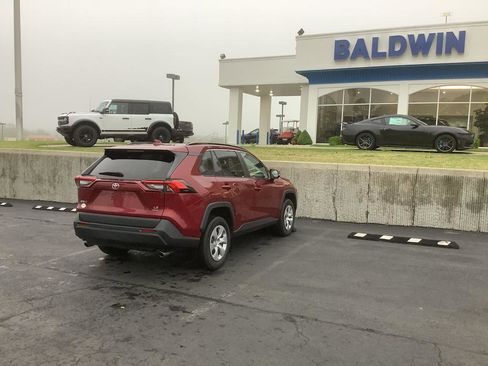 Used 2021 Toyota RAV4 LE image 7