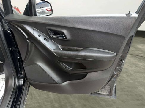 Used 2018 Chevrolet Trax LS image 23