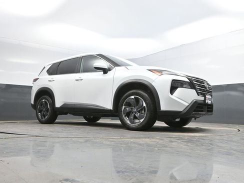 Used 2025 Nissan Rogue SV image 31