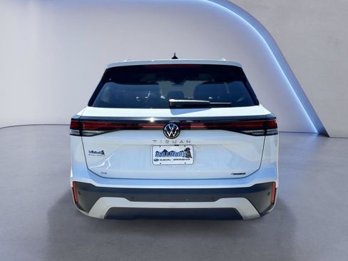 Used 2025 Volkswagen Tiguan SE w/ Panoramic Sunroof Package AWD/4WD image 3