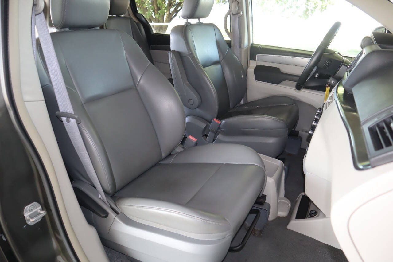 Used 2010 Volkswagen Routan SE FWD image 8