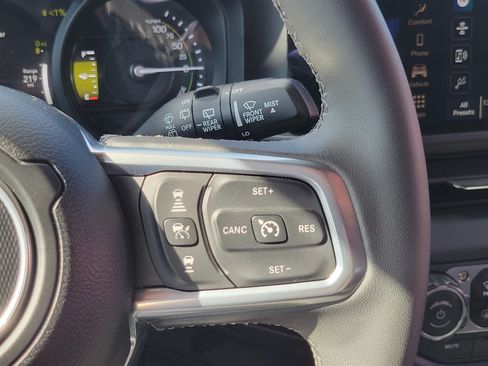 Used 2025 Jeep Wrangler Unlimited Sahara AWD/4WD image 12