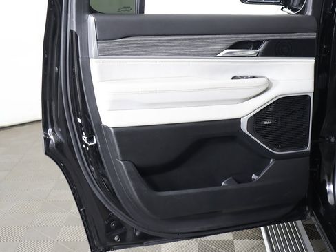 Used 2022 Jeep Wagoneer Series III w/ Premium Group I image 31