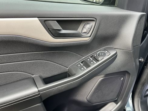 Used 2022 Ford Escape SE w/ SE Sport Appearance Package image 13