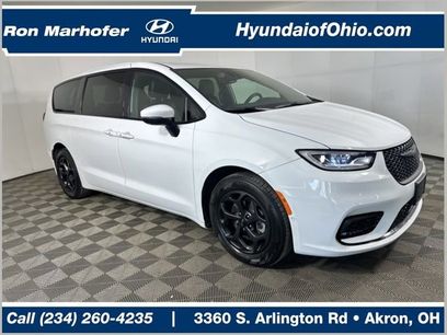 Used 2023 Chrysler Pacifica Touring-L w/ Uconnect Theater Family Group