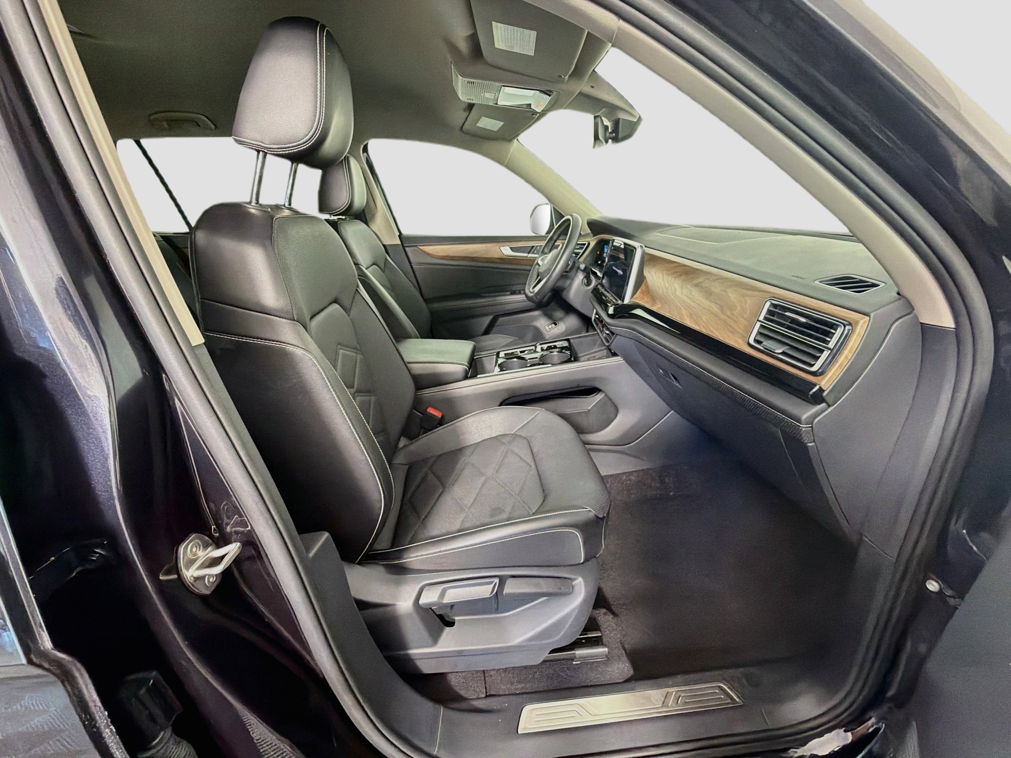 Used 2025 Volkswagen Atlas SE FWD image 34