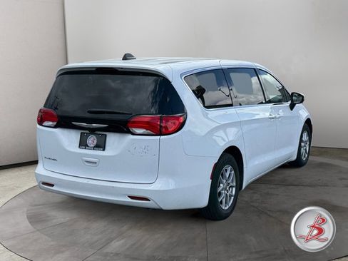 Used 2022 Chrysler Voyager LX FWD image 7