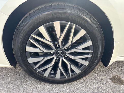 Used 2023 Nissan Altima 2.5 SV w/ SV Premium Package image 7