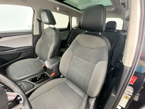 Used 2022 Volkswagen Taos SE FWD image 6
