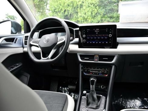 New 2025 Volkswagen Taos SE image 20