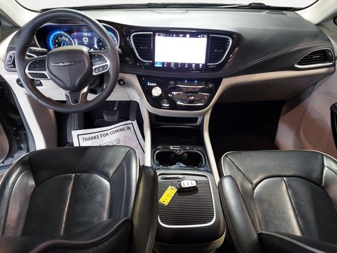 Used 2023 Chrysler Pacifica Limited FWD image 3