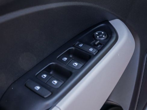 Used 2025 Hyundai Venue SEL FWD image 14
