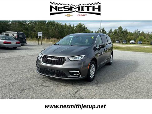 Used 2023 Chrysler Pacifica Touring-L FWD image 1