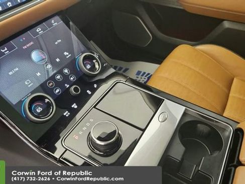 Used 2018 Land Rover Range Rover Velar R-Dynamic SE image 17