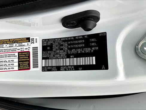 Used 2022 Toyota Sienna Limited image 19