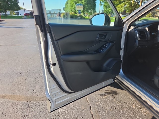 Used 2024 Nissan Rogue S AWD/4WD image 9
