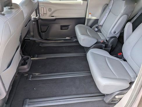 Used 2022 Toyota Sienna XLE AWD/4WD image 16