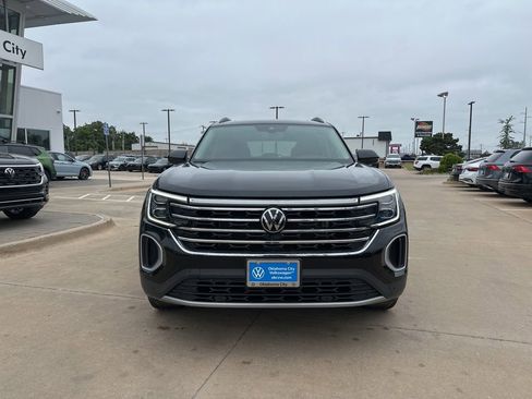 Used 2024 Volkswagen Atlas SE w/ Panoramic Sunroof Package FWD image 2