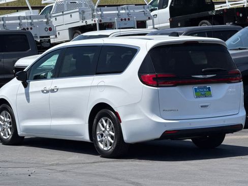 Used 2025 Chrysler Pacifica Select FWD image 6