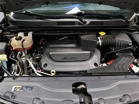 Used 2020 Chrysler Pacifica Touring-L w/ Advanced Safetytec Group image 17