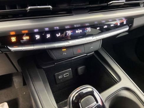 Used 2025 Cadillac XT4 Premium Luxury image 24