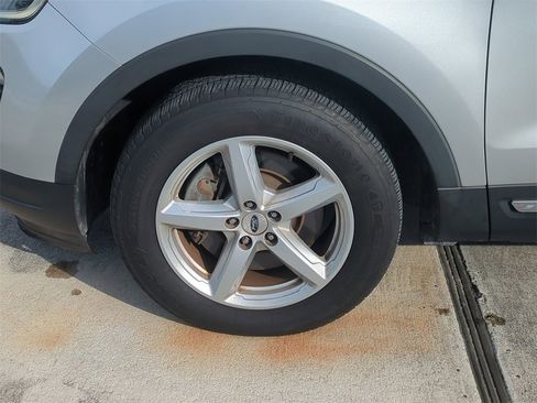 Used 2019 Ford Explorer XLT w/ Equipment Group 202A image 11